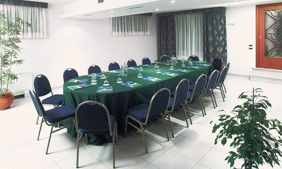 sala meeting con tavolo ovale