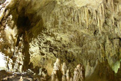 grotta del cavallone - ampie sale sotterranee con stalattiti e stalagmiti