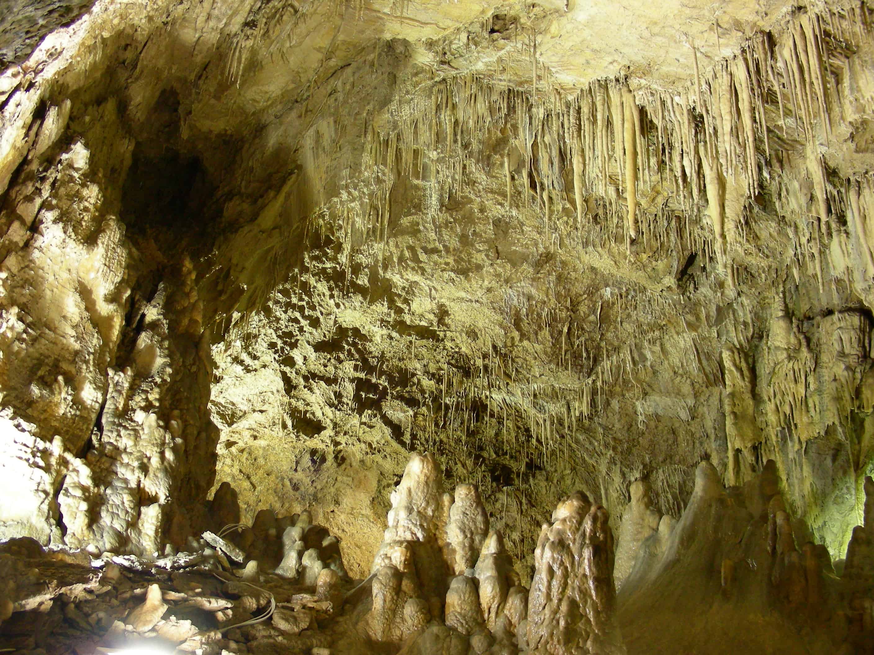 grotta del cavallone - ampie sale sotterranee con stalattiti e stalagmiti