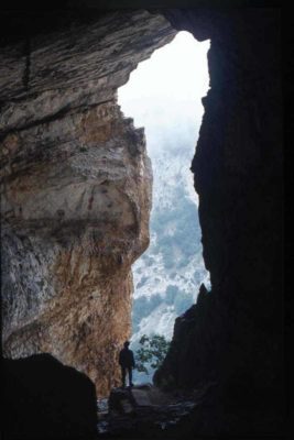 grotta del cavallone scorcio del panorama da dentro la grotta