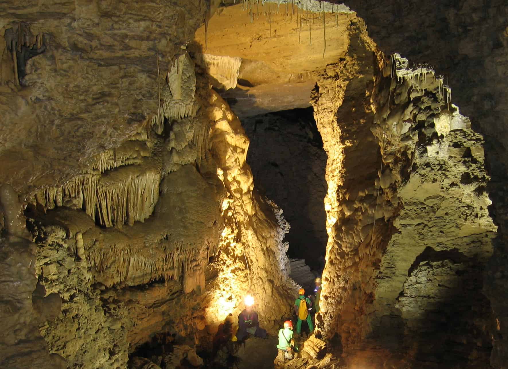 grotta del cavallone - stalagmiti