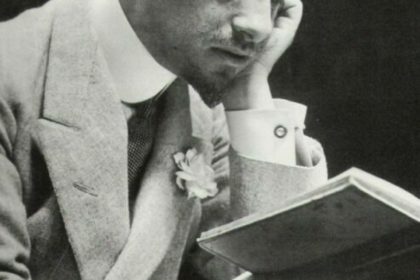 immagine d'epoca di Gabriele D'Annunzio leggendo libro