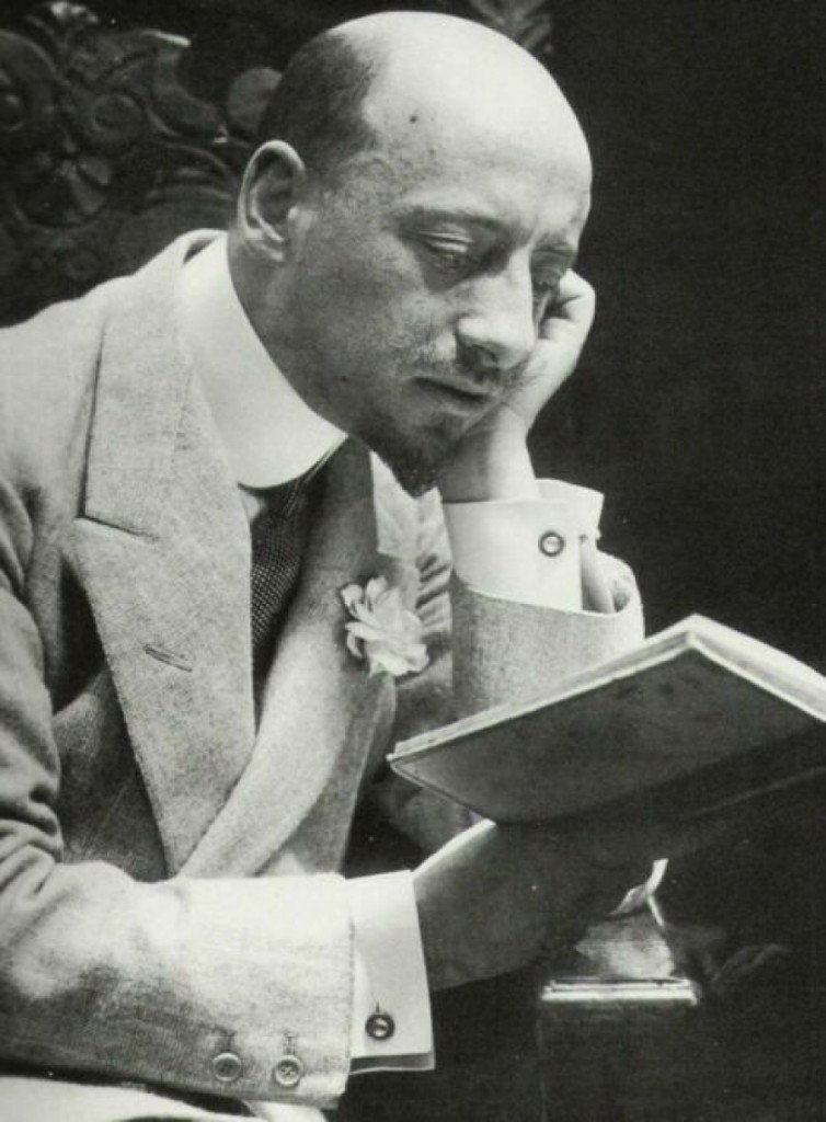 immagine d'epoca di Gabriele D'Annunzio leggendo libro
