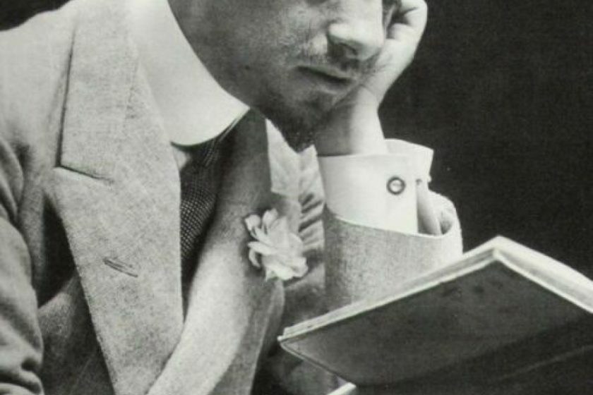 immagine d'epoca di Gabriele D'Annunzio leggendo libro